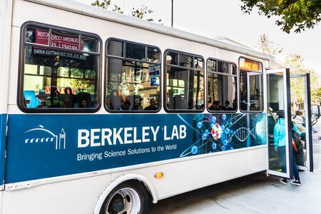 Oct 18, 2019 Berkeley / CA / USA - Berkeley Lab shuttle bus taking students from the downtown area to various buildings located at Lawrence Berkeley National Laboratory (LBNL) at UC Berkeleyのeditorial素材