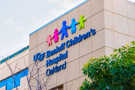 Oct 18, 2019 Oakland / CA / USA - UCSF Benioff Children's Hospital facade, East San Francisco Bay Areaのeditorial素材