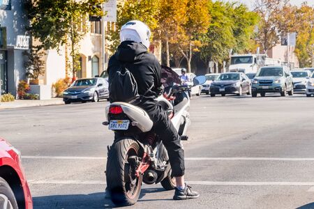 Nov 11, 2019 Palo Alto / CA / USA - Motorcyclist waiting at a traffic stop in San Francisco Bay Areaのeditorial素材