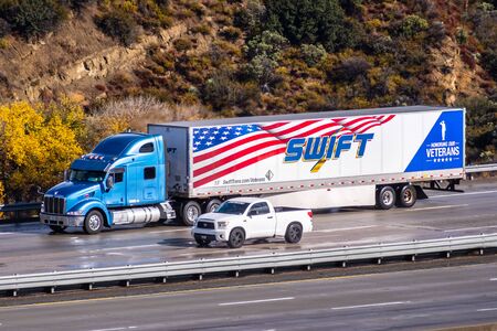 Dec 8, 2019 Los Angeles / CA / USA - Swift truck driving on the freeway; Swift Transportation is a Phoenix, Arizona-based American truckload motor shipping carrier, part of Knight-Swiftのeditorial素材