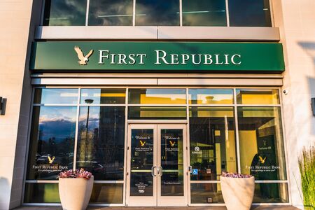 Jan 9, 2020 Mountain View / CA / USA - First Republic Bank branch located in South San Francisco Bay Area; First Republic Bank is an American bank and wealth management companyのeditorial素材