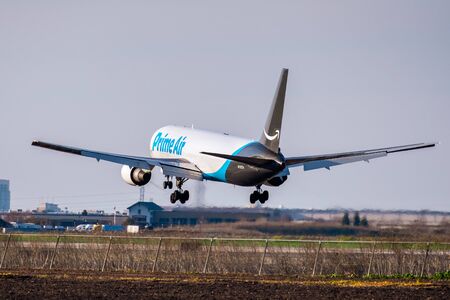 Feb 17, 2020 Stockton / CA / USA - Amazon Air aircraft about to land; Amazon Air, formerly known as Amazon Prime Air, is a cargo airline operating exclusively to transport Amazon packagesのeditorial素材