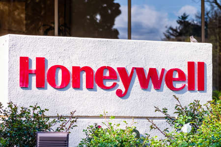 Mar 30, 2020 Sunnyvale / CA / USA - Honeywell logo displayed at their headquarters in Silicon Valley; Honeywell International Inc. is an American conglomerate company operating in various industriesのeditorial素材