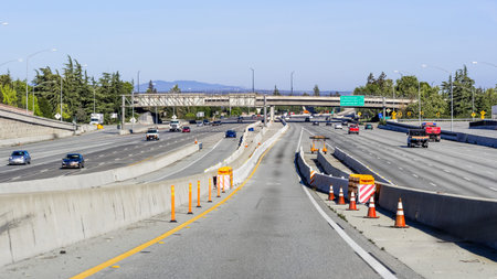 Apr 22, 2020 Mountain / View / CA / USA - Morning view of Highway 101 going through Silicon Valley, nearly empty during rush hour, as Bay Area residents shelter in place during the COVID-19 pandemicのeditorial素材