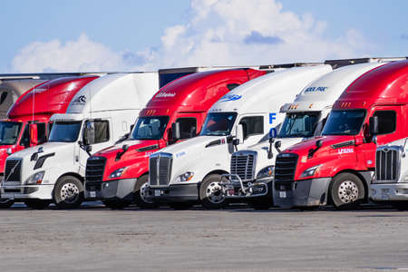 Dec 8, 2019 Lost Hills / CA / USA - Trucks parked close together at a truck rest area off I-5 in South Californiaのeditorial素材