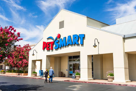 July 21, 2020 Milpitas / CA / USA - Petsmart storefront, San Francisco bay area; PetSmart Inc is an American retail chain that sells specialty pet animal products and servicesのeditorial素材