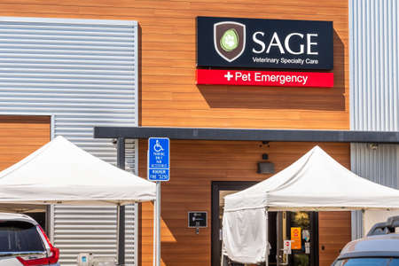 July 30, 2020 Redwood City / CA / USA - Sage Veterinary Specialty Care and Pet Emergency location in San Francisco Bay Areaのeditorial素材