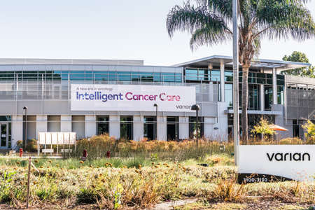 Sep 29, 2020 Palo Alto / CA / USA - Varian corporate headquarters in Silicon Valley; Siemens Healthineers announced in Aug 2020 plans to acquire Varian Medical Systems (VAR)のeditorial素材