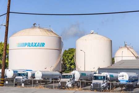 Oct 24, 2020 Pittsburg / CA / USA - Praxair Industrial Gases location in East San Francisco Bay Area; Praxair, Inc. is an American worldwide industrial gases company subsidiary of Linde plcのeditorial素材