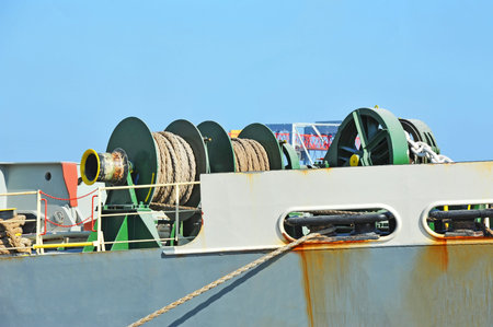 Anchor winch mechanism with hawser on ship deck