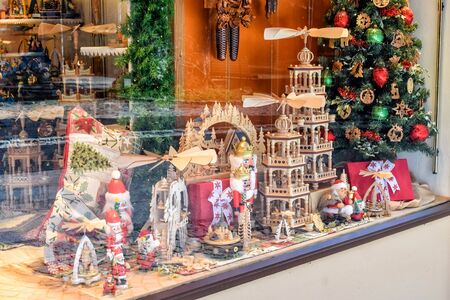 OBERAMMERGAU, GERMANY - OKTOBER 09, 2018: Christmas tree and amazing wooden toys in a shop window for kidsのeditorial素材