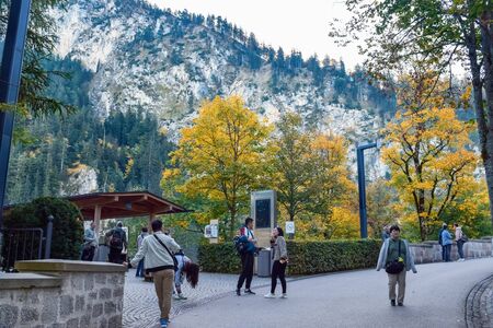 SCHWANGAU, GERMANY - OKTOBER 09, 2018: Tourists walk in the park in Alps in autumnのeditorial素材