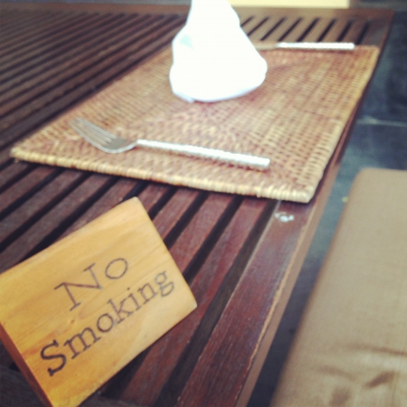 no smoking sign on tableの写真素材