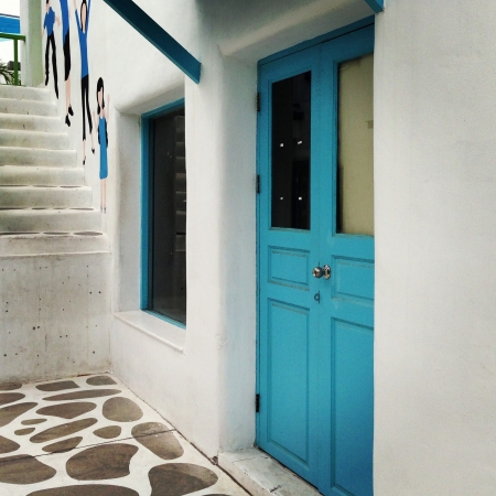 Blue door white houseのeditorial素材