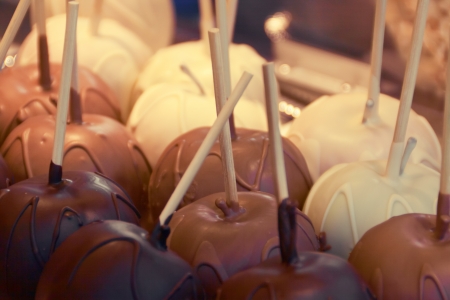 Candy apples in dark, milk and white chocolateの写真素材