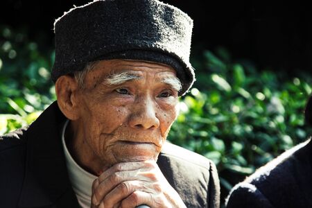Chinese old mans face leaned on his wandのeditorial素材