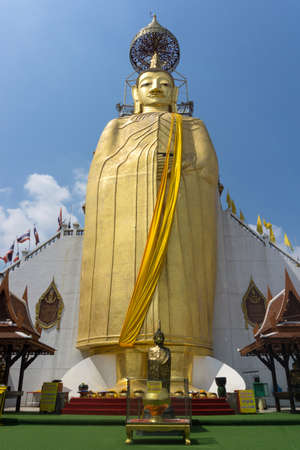 BANGKOK, THAILAND, February 12, 2020: The Golden Buddha statue which is 32meters high at Wat Intharawihan (Wat Rai Phrik)のeditorial素材
