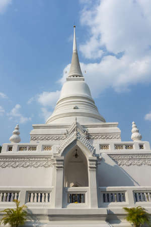BANGKOK, THAILAND, February 11, 2020: Wat Pathum Wanaram Temple is located between the two shopping malls Siam Paragon and CentralWorld, Thailandのeditorial素材