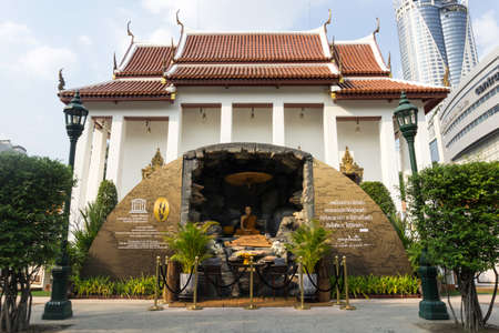 BANGKOK, THAILAND, February 11, 2020: Wat Pathum Wanaram Temple is located between the two shopping malls Siam Paragon and CentralWorld, Thailandのeditorial素材