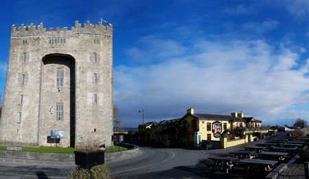 Bunratty Castle and Durty Nelly's Irish Pub, Ireland - Nov 30th 2017: Beautiful view of Ireland's most famous Castle and Irish Pub in County Clare. Famous world tourist attraction. Bunratty Castle and Durty Nelly's Pub.のeditorial素材