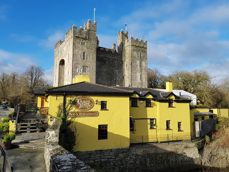 Bunratty Castle and Durty Nelly's Irish Pub, Ireland - Nov 30th 2017: Beautiful view of Ireland's most famous Castle and Irish Pub in County Clare. Famous world tourist attraction. Bunratty Castle and Durty Nelly's Pub.のeditorial素材