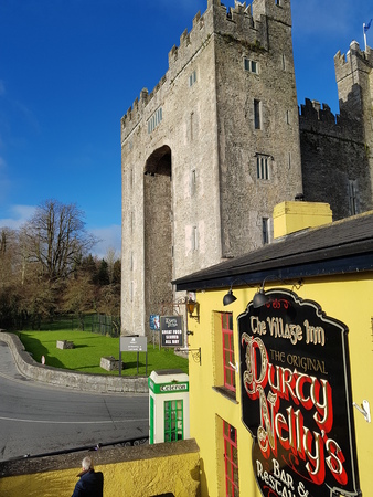 Bunratty Castle and Durty Nelly's Irish Pub, Ireland - Nov 30th 2017: Beautiful view of Ireland's most famous Castle and Irish Pub in County Clare. Famous world tourist attraction. Bunratty Castle and Durty Nelly's Pub.のeditorial素材