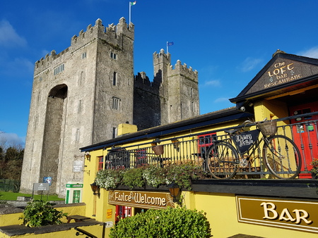 Bunratty Castle and Durty Nelly's Irish Pub, Ireland - Nov 30th 2017: Beautiful view of Ireland's most famous Castle and Irish Pub in County Clare. Famous world tourist attraction. Bunratty Castle and Durty Nelly's Pub.のeditorial素材