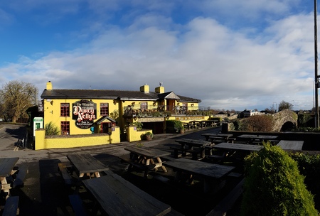 Bunratty Castle and Durty Nelly's Irish Pub, Ireland - Nov 30th 2017: Beautiful view of Ireland's most famous Castle and Irish Pub in County Clare. Famous world tourist attraction. Bunratty Castle and Durty Nelly's Pub.のeditorial素材