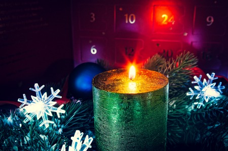 Advent wreath in candles with snow as background and advent calendarの写真素材