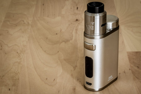 E-cigarette in silver, the steam to replace the smoke like an alternative solution.
