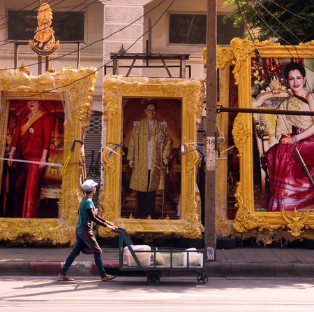 A picture of the Kingdom of Thailand Bhumibol Adelyadej is allgegenwertig in the capital of Bangkokのeditorial素材