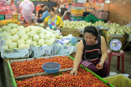 People on the Great Food Market Talat Warorot in Chiang Mai in northern Thailandのeditorial素材