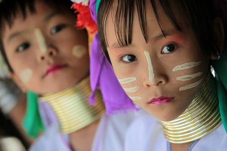 A traditionally dressed wife of a long-necked Paudang tribe from Burma living in a village north of Chiang Mai in northern Thailandのeditorial素材