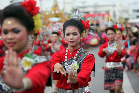 A traditional dance group shows at the festival parade at the Bun Bang Fai Rocket Festival in Yasothon or in Isan in the northeast of Thailandのeditorial素材