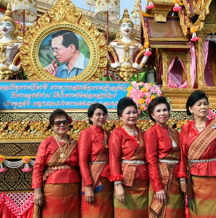 A picture of the Kingdom of Thailand Bhumibol Adelyadej is allgegenwertig the traditional Rocket Festival in the town of Yasothon in the east of Thailandのeditorial素材