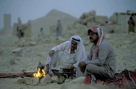 People in the desert near the temple village and oasis of Palmyra, east of Syriaのeditorial素材