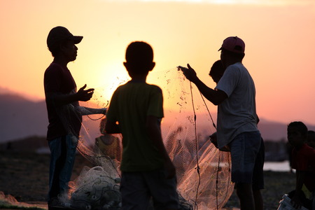 Asia, Southeast Asia, East Timor, Timor-Leste, Timor, Dili, everyday, fishing, fishing on the coast in the capital Dili in East Timor in Southeast Asia Urs FlÃ¼elerのeditorial素材