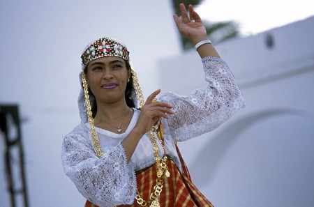 Ein Kulturelle Show auf der Insel Jierba im Sueden von Tunesien in Nordafrika.のeditorial素材