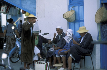 Der Markt auf dem Dorfplatz in der Altstadt von Douz im Sueden von Tunesien in Nordafrika.のeditorial素材
