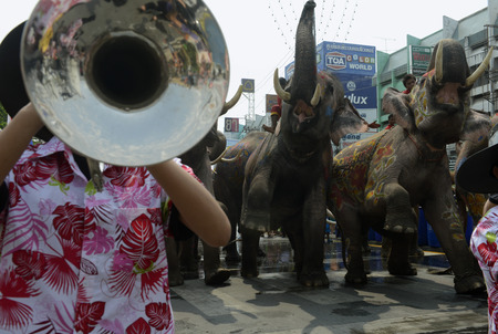 Das Songkran Fest oder Wasserfest zum Thailaendischen Neujahr ist im vollem Gange in Ayutthaya noerdlich von Bangkok in Thailand in Suedostasien.  のeditorial素材