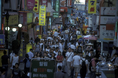 A road with lots of light stretching Lamen in the center in the capital of Seoul in South Korea in East Asiaのeditorial素材