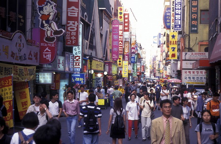 A shopping street in the capital city of Seoul Zentrumvon Suekorea in East Asiaのeditorial素材