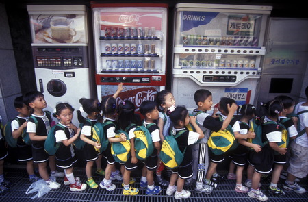 Children from different Getraenkeautomatenl in the capital Seoul in South Korea in East Asiaのeditorial素材