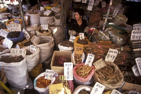 A ginseng business in a market in the center in the capital of Seoul in South Korea in East Asiaのeditorial素材