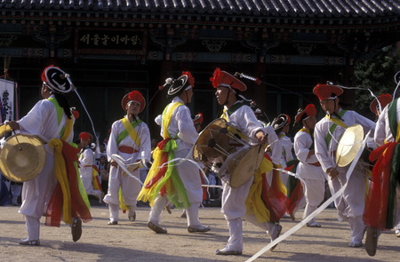 A Traditional dance show in the outdoor theater in downtown Seoul the capital of Suekorea in East Asiaのeditorial素材