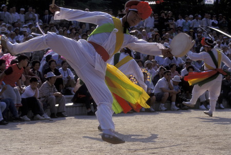 A Traditional dance show in the outdoor theater in downtown Seoul the capital of Suekorea in East Asiaのeditorial素材