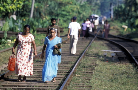 Asien, Indischer Ozean, Sri Lanka,Eine Eisenbahn Schiene wird zum Fussweg gemacht, dies im Kuestendorf Hikkaduwa an der Suedwestkueste von Sri Lanka. (URS FLUEELER)のeditorial素材
