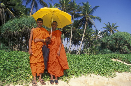 Asien, Indischer Ozean, Sri Lanka,
Zwei Moenche an einem Traumstrand beim Kuestendorf Hikkaduwa an der Suedwestkueste von Sri Lanka. (URS FLUEELER)






のeditorial素材