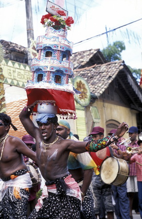 Asien, Indischer Ozean, Sri Lanka,Ein traditionelles Neujahrs Fest mit Umzug im Kuestendorf Dalawella an der Suedkueste von Sri Lanka. (URS FLUEELER)のeditorial素材