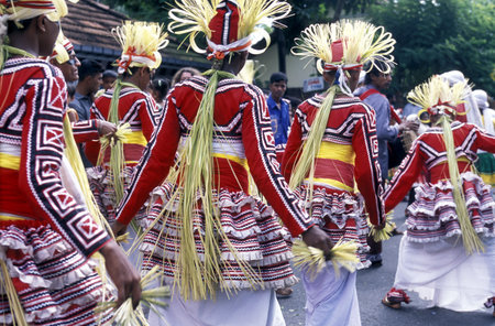 Asien, Indischer Ozean, Sri Lanka,Ein traditionelles Neujahrs Fest mit Umzug im Kuestendorf Dalawella an der Suedkueste von Sri Lanka. (URS FLUEELER)のeditorial素材